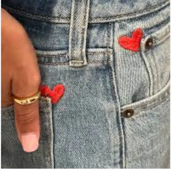 A&F Size 30R Curve Love High Rise 90s Relaxed Heart Embroidered Jean - Picture 4 of 12